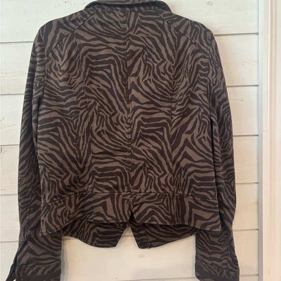 WHBM Espresso Zebra Print
Denim Jacket Size 12. Great Condition! - Picture 9 of 16